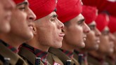 Calon-calon tentara India berseragam resmi menghadiri parade pelantikan mereka di Rangreth, luar kota Srinagar. (REUTERS/Danish Ismail)