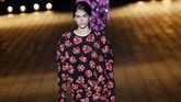 Mengenakan dress motif bold hitam-merah, Kaia Gerber berjalan untuk peragaan Saint Laurent yang berlangsung 27 Februari lalu di Paris. (AFP PHOTO / ALAIN JOCARD)