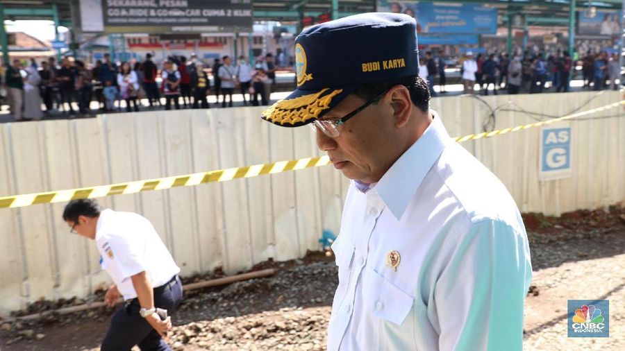 Proyek yang di bangun antara lain bandara, kereta api dan pelabuhan.