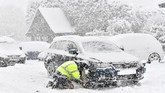 Di Inggris, dua bandara tersibuk Heathrow dan Gatwick juga menghentikan operasi. Polisi Lincolnshire, daerah timur pusat Inggris, mengatakan semua jalanan tidak bisa dilalui. (AFP PHOTO/BEN STANSALL)