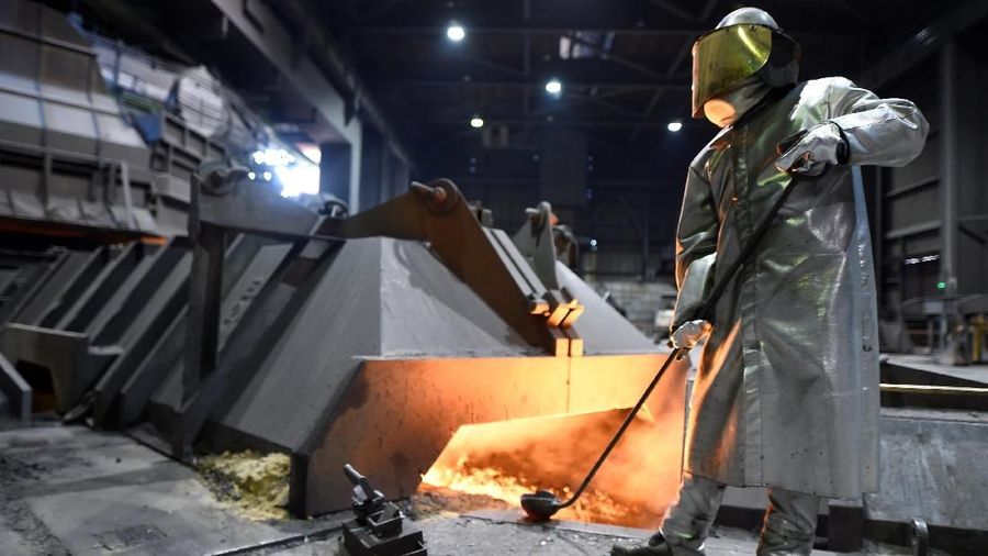 Seorang pekerja produsen baja Jerman Salzgitter AG berdiri di depan sebuah tungku di sebuah pabrik di Salzgitter, Jerman, 1 Maret 2018. REUTERS / Fabian Bimmer