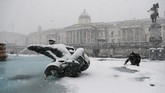 Alun-alun Trafalgar, London tertutup salju. Duta Besar Indonesia di London, Rizal Sukma menyatakan cuaca dingin melanda Inggris terutama pada Selasa dan Rabu (28/2). (REUTERS/Peter Nicholls)