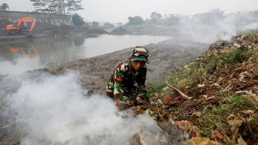 283/5000
Seorang tentara Indonesia membakar sampah yang dikumpulkan dari tepi sungai Citarum saat operasi pembersihan, sebelah selatan Bandung, provinsi Jawa Barat, Indonesia, 13 Februari 2018. REUTERS / Darren Whiteside