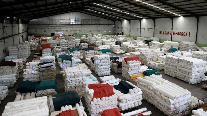 tekstil Rolls of cloth are stacked in the warehouse of a textile factory which has its own water treatment facilities located near the Citarum river in Majalaya, south-east of Bandung, West Java province, Indonesia, February 14, 2018. REUTERS/Darren Whiteside