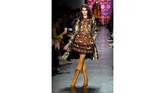 Lebih ekspresif, Kaia Gerber membawakan koleksi rancangan Anna Sui di pekan mode New York Fashion Week: The Shows at Gallery I yang berlangsung di Spring Studios pada 12 Februari lalu. (Frazer Harrison/Getty Images for New York Fashion Week: The Shows/AFP)