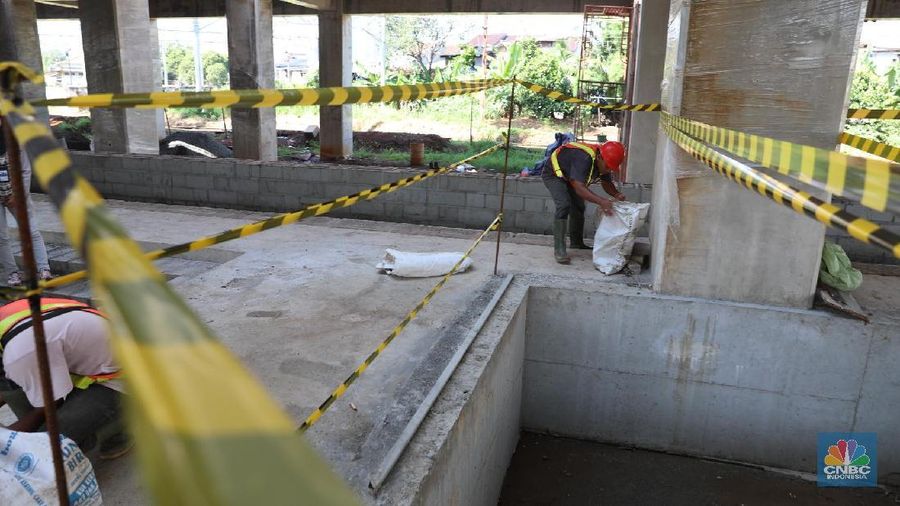 Menhub melihat sejumlah fasilitas perkeretaapian dan KA bandara di Stasiun Manggarai.