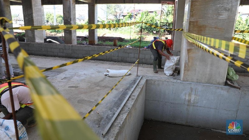 Menhub melihat sejumlah fasilitas perkeretaapian dan KA bandara di Stasiun Manggarai.