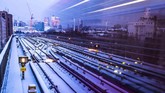 Kereta LRT melewati rel yang tertutup salju di stasiun Pontoon Dock, London Timur. (REUTERS/Steven Watt)
