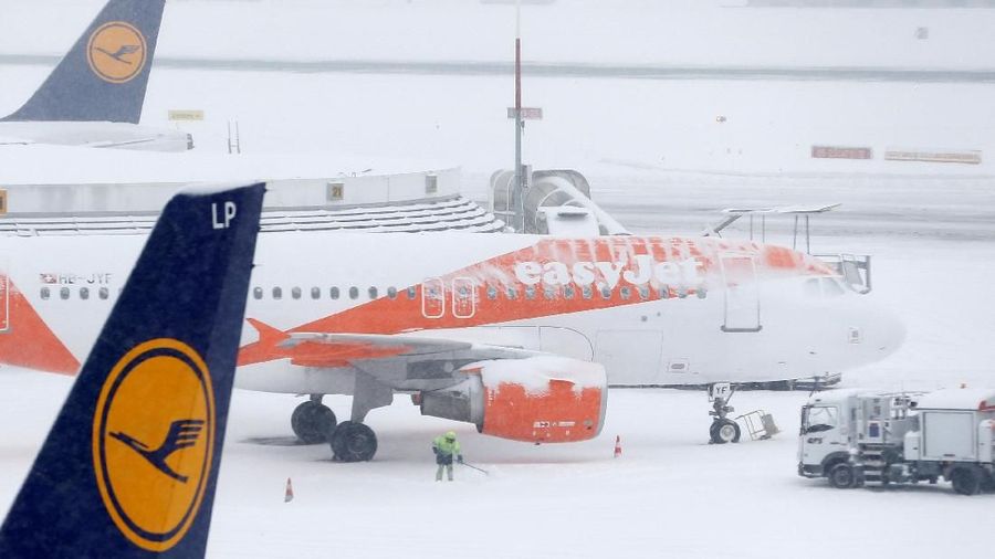Penutupan bandara Jenewa akibat badai salju beast from the east membatalkan sekitar 40 penerbangan.