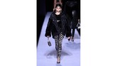 Masih di New York, Kaia Gerber juga tampil untuk peragaan busana Tom Ford Womenswear FW18 di Park Avenue Armory, (8/2). (JP Yim/Getty Images/AFP)