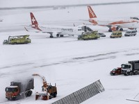 Bandara Jenewa Dibuka Pasca Badai Salju Beast from the East