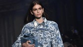 Model Kaia Gerber (16), putri Cindy Crawford menjadi sorotan khusus sepanjang pekan mode di awal 2018. Ia tampil untuk sejumlah label ternama, sebut saja di antaranya Off-White untuk koleksi Fall/Winter 2018 di Paris, (1/3). (AFP PHOTO / ALAIN JOCARD)