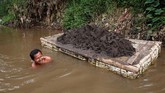 Seorang pria sedang melakukan penambangan pasir kali secara tradisional di pinggiran sungai Citarum yang berada di kawasan Majalaya, Kabupaten Bandung, 26 Januari 2018. (REUTERS/Darren Whiteside)