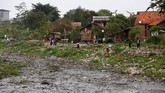 Anak-anak kecil bermain sepak bola di salah satu aliran lama sungai Citarum di kawasan Kabupaten Bandung, 14 Februari 2018. (REUTERS/Darren Whiteside)