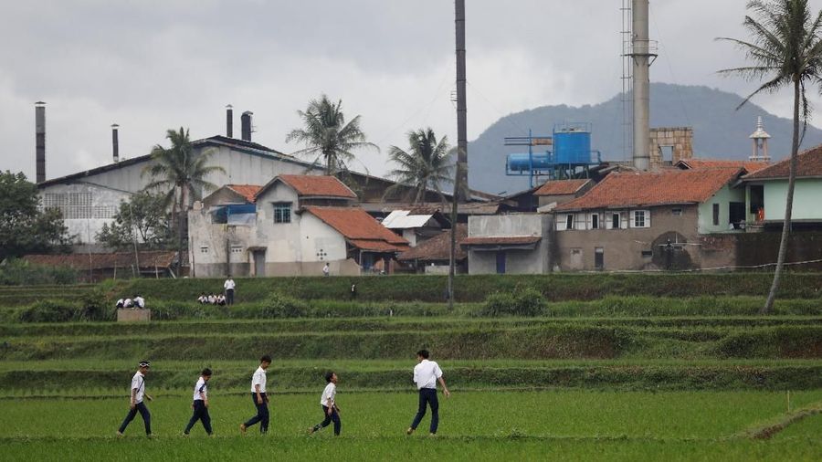 Menurut laporan Ease of Doing Business 2019, untuk urusan perizinan pendirian usaha Indonesia berada di peringkat 134.