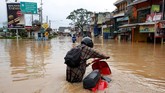 Persoalan di Sungai Citarum bukan hanya soal limbah termasuk luapan air yang kerap membuat banjir di sejumlah wilayah termasuk di kawasan Dayeuhkolot, Kabupaten Bandung. (REUTERS/Darren Whiteside)