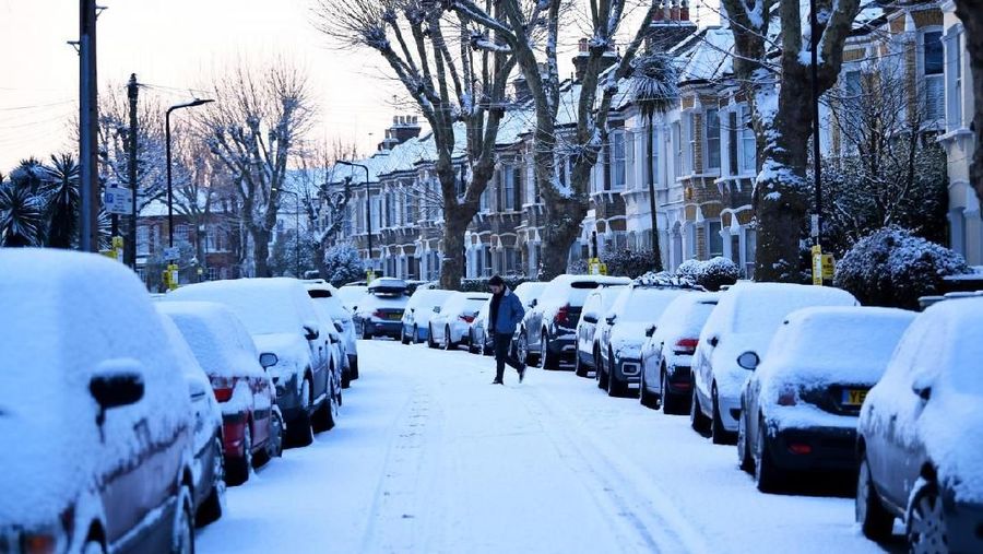 Bandara Jenewa ditutup akibat beast from the east, badai salju yang membawa salju, angin kencang, dan udara dingin.