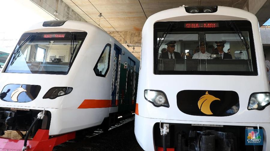 Menhub melihat sejumlah fasilitas perkeretaapian dan KA bandara di Stasiun Manggarai.