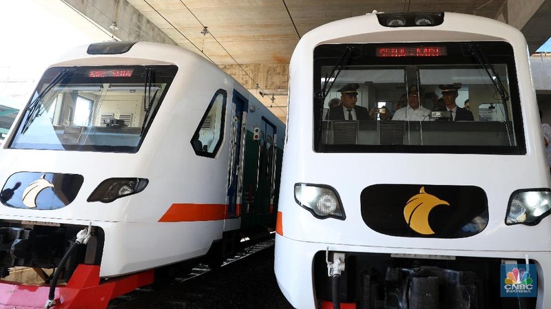 Menhub melihat sejumlah fasilitas perkeretaapian dan KA bandara di Stasiun Manggarai.