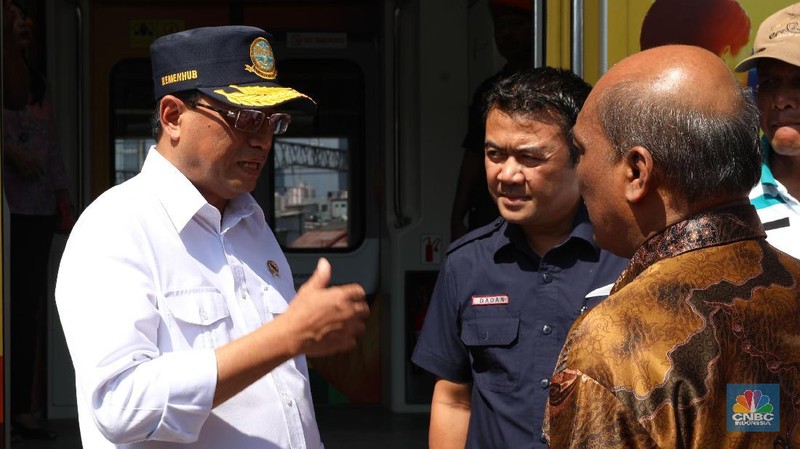 Menhub melihat sejumlah fasilitas perkeretaapian dan KA bandara di Stasiun Manggarai.