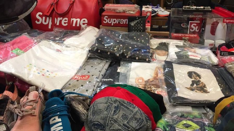 Presiden Joko Widodo hadir ke pameran sneaker di Senayan City. Menggunakan t-shirt berwarna abu-abu gelap, Presiden tampak sporty bersama dengan anak sulungnya.