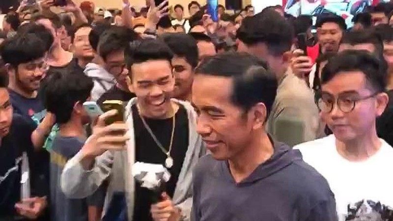 Presiden Joko Widodo hadir ke pameran sneaker di Senayan City. Menggunakan t-shirt berwarna abu-abu gelap, Presiden tampak sporty bersama dengan anak sulungnya.