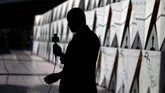 Panitia penyelenggara Oscar, Academy of Motion Pictures, Arts and Sciences (AMPAS) menentukan tempat media-media yang dapat izin meliput selebriti di karpet merah. (REUTERS/Lucy Nicholson)