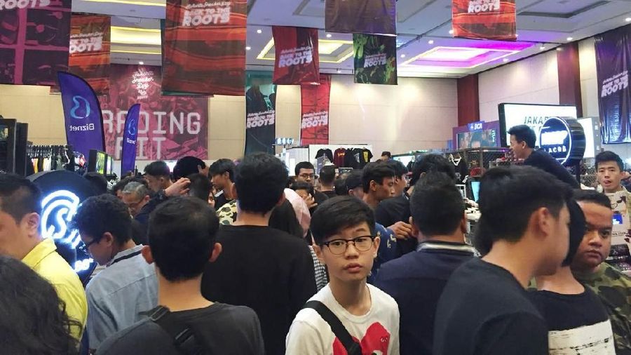 Presiden Joko Widodo hadir ke pameran sneaker di Senayan City. Menggunakan t-shirt berwarna abu-abu gelap, Presiden tampak sporty bersama dengan anak sulungnya.