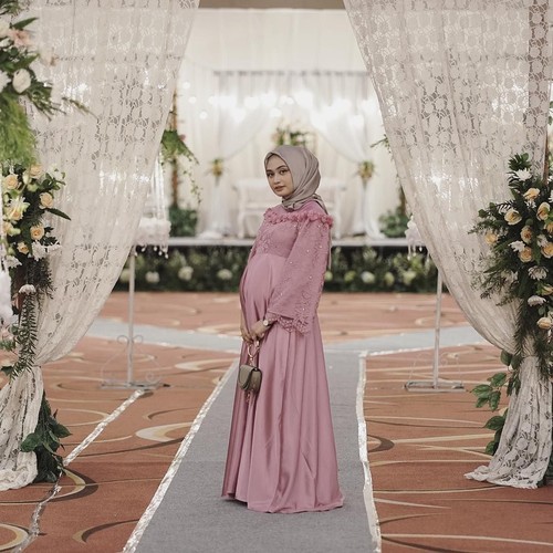10 Inspirasi  Gaya Busana  Hijab Bridesmaid untuk  Ibu  Hamil 