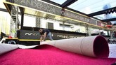 Karpet merah tempat selebriti berlenggak-lenggok pun telah dibentangkan. (AFP PHOTO / Frederic J. BROWN)