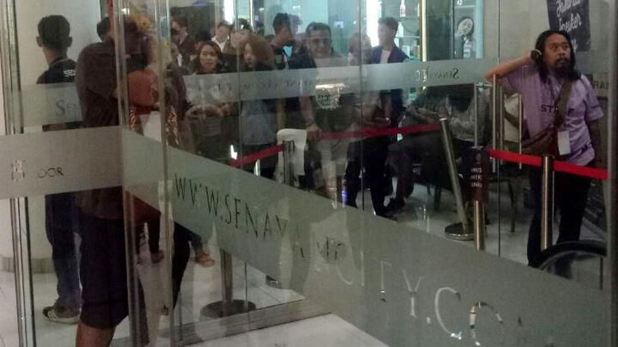 Presiden Joko Widodo hadir ke pameran sneaker di Senayan City. Menggunakan t-shirt berwarna abu-abu gelap, Presiden tampak sporty bersama dengan anak sulungnya.