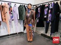 Tak Lagi Hitam, Harry Halim Pamer Koleksi Sensual Penuh Warna