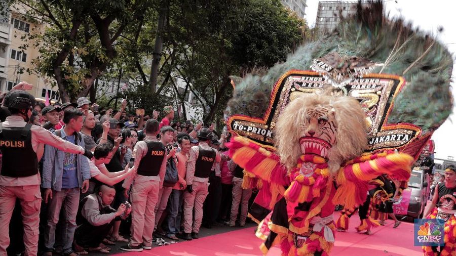 Sejumlah peserta mengikuti Karnaval Cap Go Meh 2018  yang berlangsung meriah. Mulai dari barongsai, ondel-ondel, sisingaan hingga reog ikut dalam karnaval tersebut yang diselenggarakan di Kawasan Glodok, Minggu (4/3/2018). (CNBC Indonesia/ Andrean Kristianto)