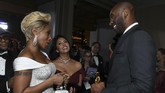 Kobe Bryant dan Vanessa berbicara dengan penyanyi dan aktris Mary J. Blige. Kobe menjadi atlet juara NBA pertama yang merebut gelar Oscar. (AFP PHOTO / ANGELA WEISS)