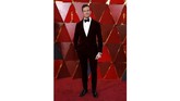 Armie Hammer yang sempat sakit beberapa waktu lalu memilih kombinasi gaya yang unik. Dia memilih paduan tuksedo dan celana panjang merah marunnya yang berbahan velvet atau beludru. (REUTERS/Carlo Allegri)