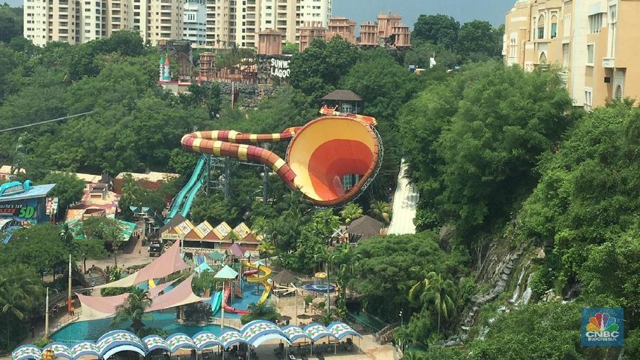 Sunway Lagoon dan The Mines Resort City adalah lahan bekas tambang timah di Malaysia yang disulap menjadi kota mandiri 