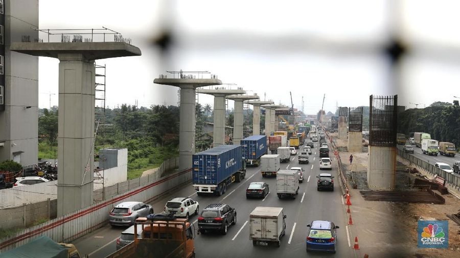 Wakil Presiden Jusuf Kalla (JK) kembali melontarkan kritik terhadap pembangunan proyek angkutan massal Light Rail Transit (LRT) elevated di luar Jakarta.