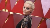 Atlet ski Amerika Serikat Lindsey Vonn tiba di Dolby Theatre, Los Angeles, jelang ajang penghargaan Oscar 2018, Minggu (4/3) malam waktu setempat. (AFP PHOTO / ANGELA WEISS)