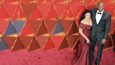 Mantan bintang NBA Kobe Bryant hadir bersama istrinya, Vanessa, berpose di red carpet Oscar 2018. (AFP PHOTO / Robyn BECK)