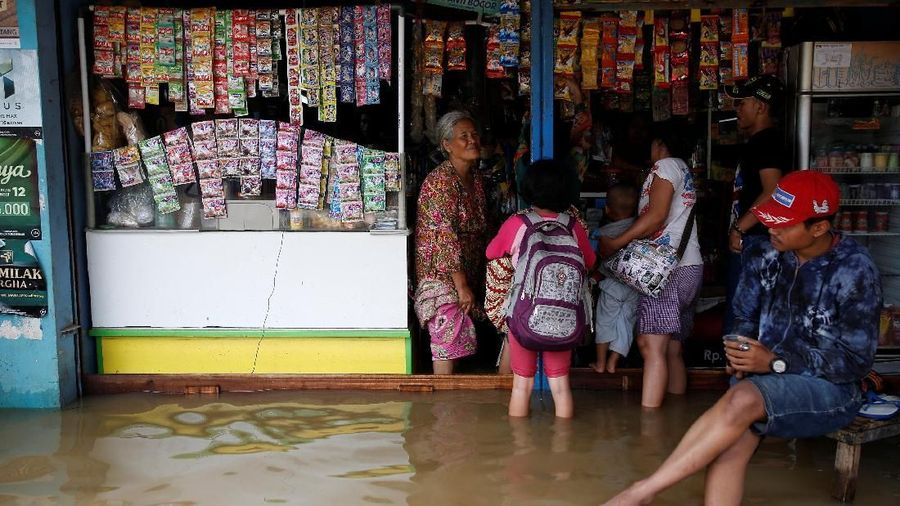 Banyak dari beberapa pabrik industri di kawasan sungai citarum yang membuang limbah industri tanpa proses pengolahan limbah yang mengancam puluhan hektar Sawah.