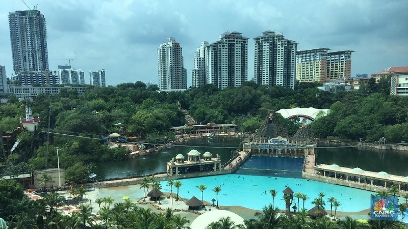 Sunway Lagoon dan The Mines Resort City adalah lahan bekas tambang timah di Malaysia yang disulap menjadi kota mandiri 