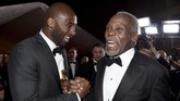 Kobe Bryant mendapat ucapan selamat dari aktor veteran Danny Glover. 'Dear Basketball' berceritakan mengenai surat yang ditulis Kobe untuk The Players' Tribune terkait pengumuman pensiun. (Kevork Djansezian/Getty Images/AFP)