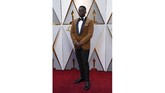 Daniel Kaluuya memilih tuxedo dengan warna tak biasa yaitu emas. Bintang Black Panther ini terlihat bak patung Oscar dengan tuksedo emasnya. Nuansa klasiknya makin ditambah dengan tambahan bowtie hitam. (REUTERS/Mario Anzuoni)