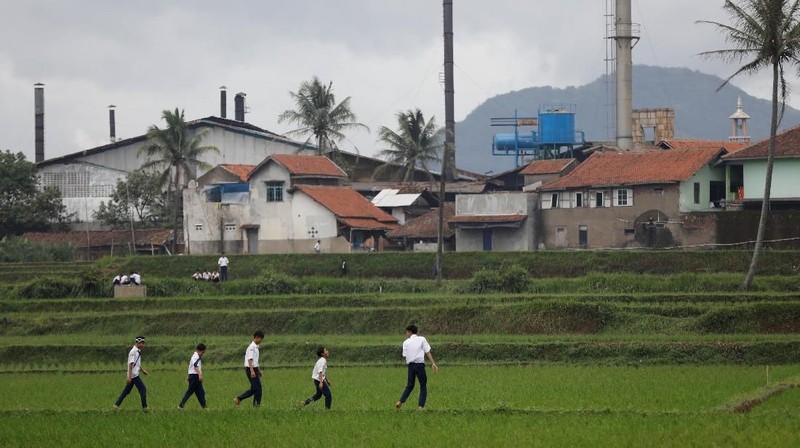 Banyak dari beberapa pabrik industri di kawasan sungai citarum yang membuang limbah industri tanpa proses pengolahan limbah yang mengancam puluhan hektar Sawah.