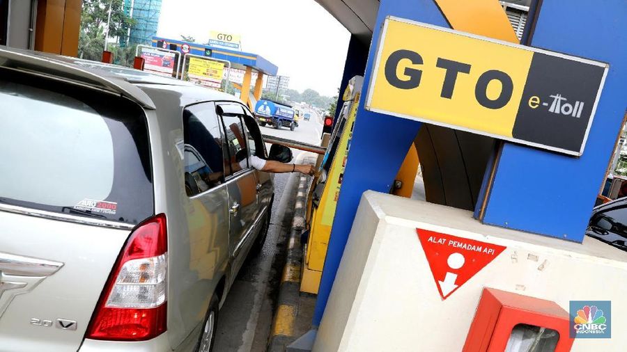 Menteri Perhubungan Budi Karya Sumadi bersama Menteri Koordinator bidang Kemaritiman Luhut Binsar Panjaitan meninjau pintu tol Bekasi Barat, Bekasi, Jawa Barat