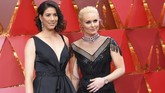 Lindsey Vonn berpose bersama petenis putri asal Spanyol Garbine Muguruza yang menjadi atlet papan atas dunia lainnya yang hadir di Oscar 2018. (AFP PHOTO / ANGELA WEISS)