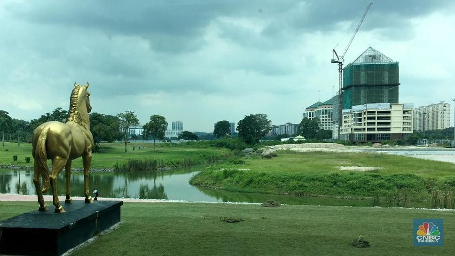 Sunway Lagoon dan The Mines Resort City adalah lahan bekas tambang timah di Malaysia yang disulap menjadi kota mandiri 
