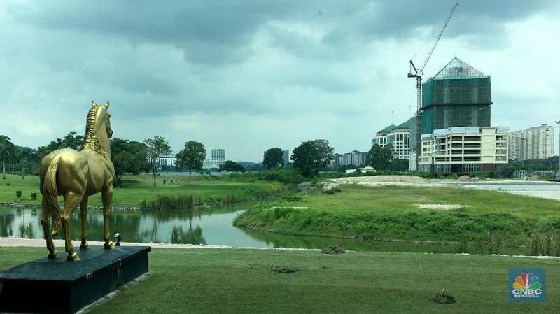 Sunway Lagoon dan The Mines Resort City adalah lahan bekas tambang timah di Malaysia yang disulap menjadi kota mandiri 