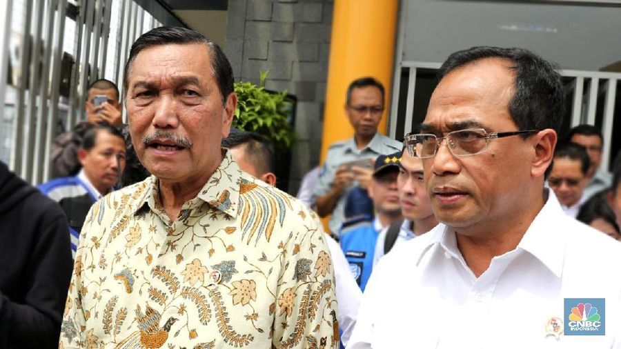 Menteri Perhubungan Budi Karya Sumadi bersama Menteri Koordinator bidang Kemaritiman Luhut Binsar Panjaitan meninjau pintu tol Bekasi Barat, Bekasi, Jawa Barat