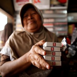Dari Rumah Bedeng Bawah Jembatan, Sosok Ini Sukses Jadi Raja Rokok RI
